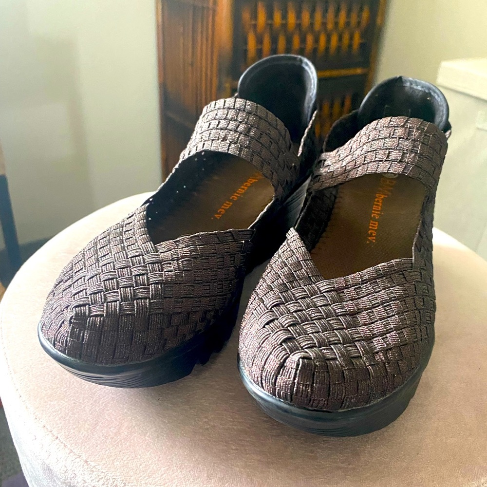 Bernie Mev Lulia Slip-On Wedge Size 9M Women’s Bronze Metallic Woven New